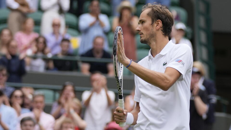 Ruský tenista Daniil Medvedev na grandslamovom turnaji vo Wimbledone 1. júla 2021