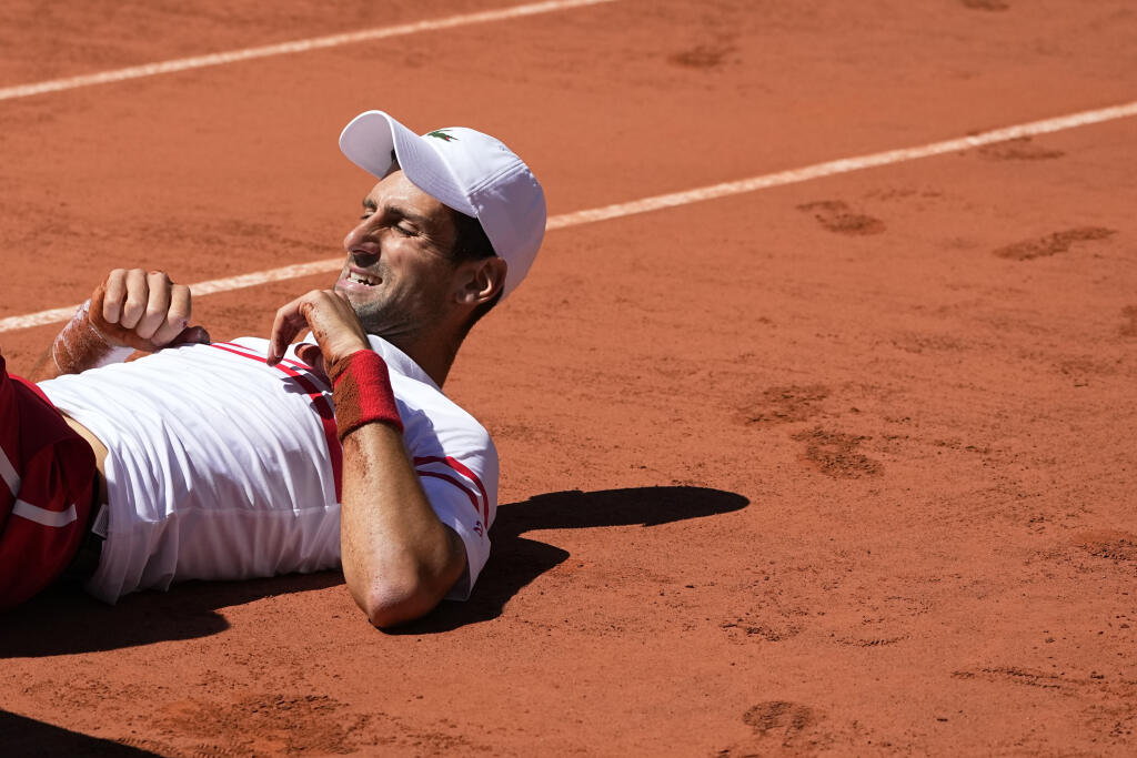 WA 66 Paríž - Srbský tenista Novak Djokovič padá počas finále mužskej dvojhry proti Grékovi Stefanosovi Tsitsipasovi na grandslamovom turnaji Roland Garros v Paríži 13. júna 2021. FOTO TASR/AP
Serbia's Novak Djokovic grimaces after falling as he plays Stefanos Tsitsipas of Greece during their final match of the French Open tennis tournament at the Roland Garros stadium Sunday, June 13, 2021 in Paris. (AP Photo/Michel Euler)