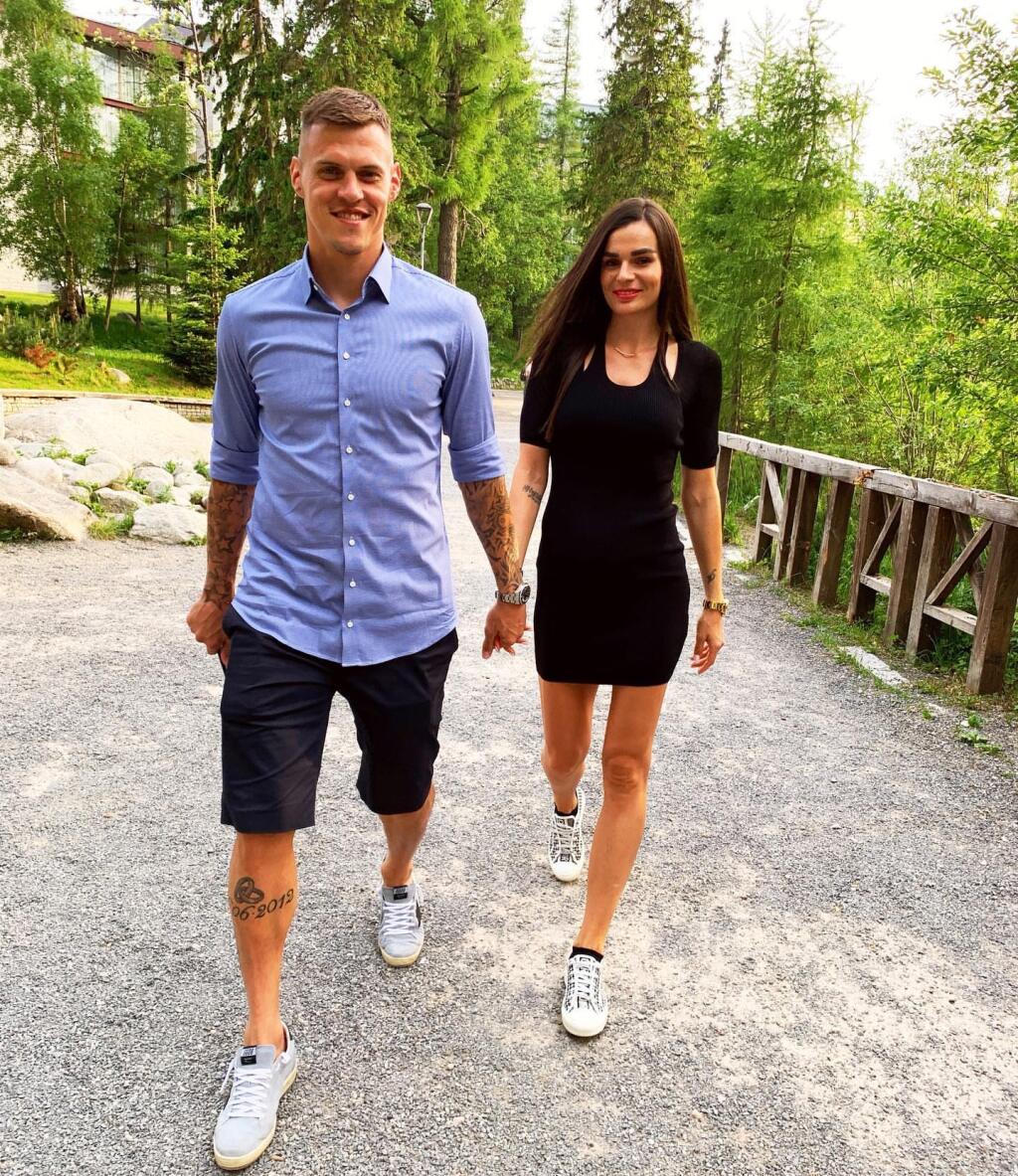 Prechádzka Škrtela s manželkou po Štrbskom plese v roku 2019.