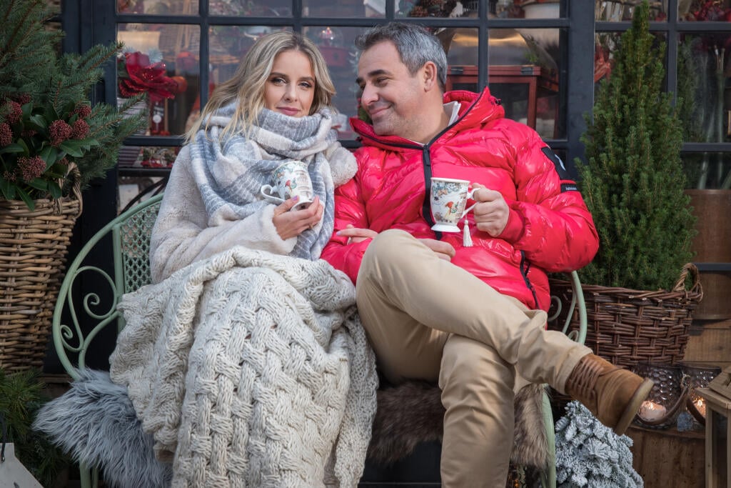 Na snímke je Filip Túma a jeho partnerka Nela Pocisková počas fotografovania vianočnej témy pre magazín Nový čas pre ženy.