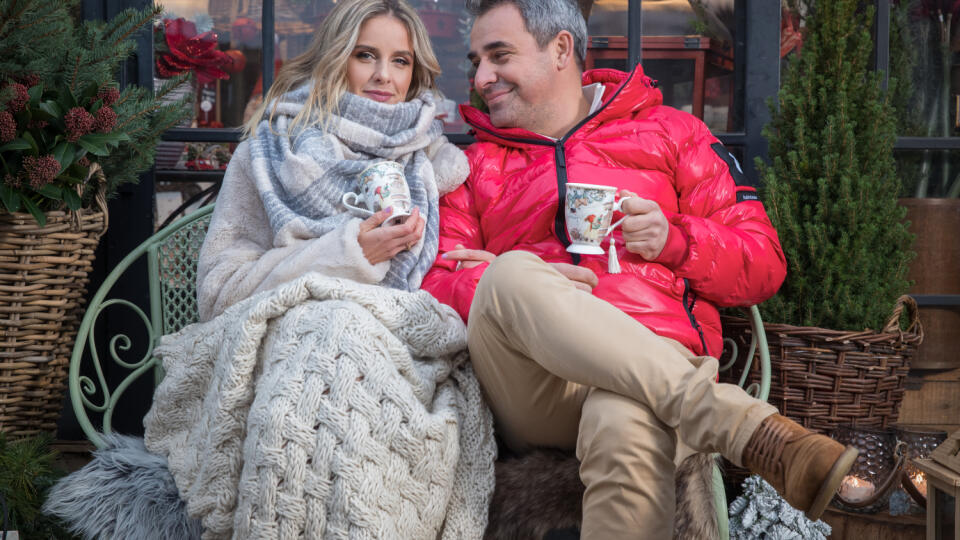 Na snímke je Filip Túma a jeho partnerka Nela Pocisková počas fotografovania vianočnej témy pre magazín Nový čas pre ženy.