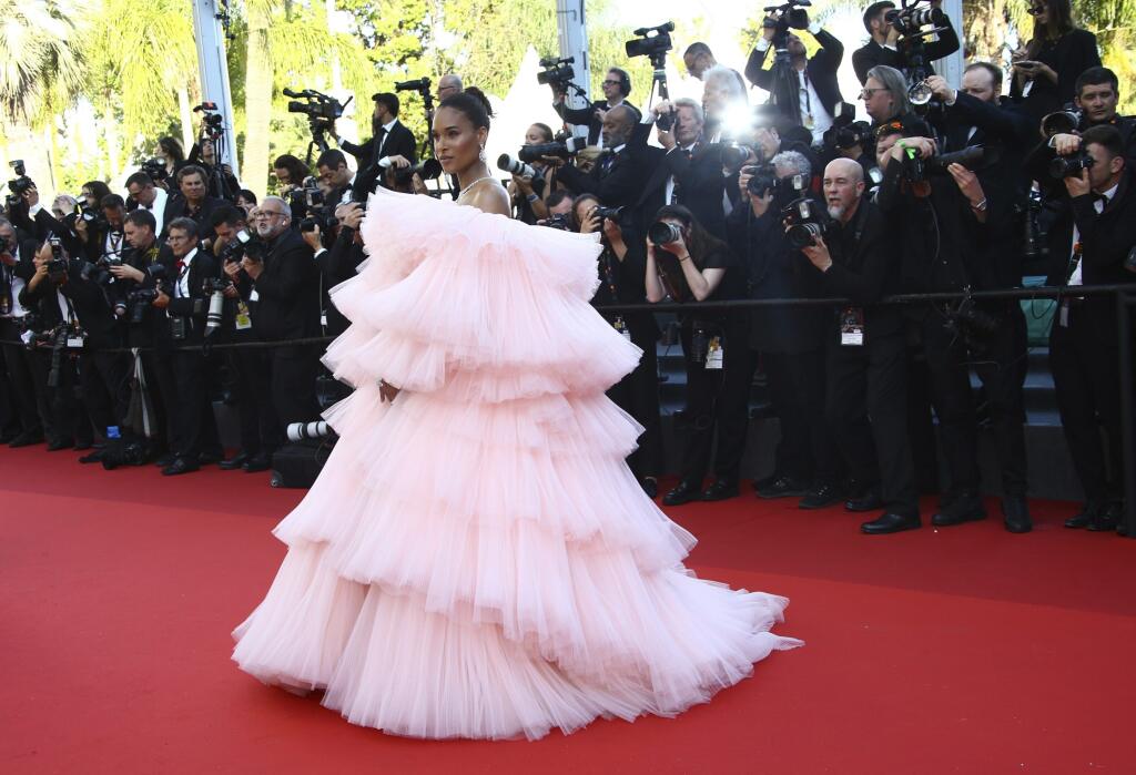 KK46 Cannes - Modelka Cindy Bruna pózuje počas príchodu na premiéru filmu Armageddon Time v rámci 75. ročníka medzinárodného filmového festivalu vo francúzskom Cannes 19. mája 2022. FOTO TASR/AP
Cindy Bruna poses for photographers upon arrival at the premiere of the film 'Armageddon Time' at the 75th international film festival, Cannes, southern France, Thursday, May 19, 2022. (Photo by Joel C Ryan/Invision/AP)
