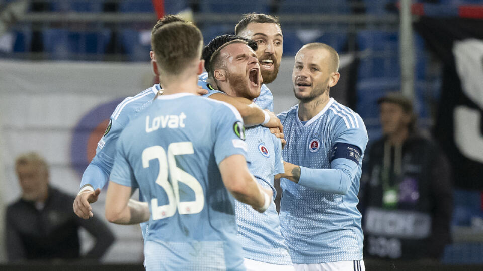 Lukáš Pauschek (uprostred) zo Slovana Bratislava sa teší z gólu počas zápasu H-skupiny 3. kola skupinovej fázy Európskej konferenčnej ligy FC Bazilej - ŠK Slovan Bratislava 6. októbra 2022 v Bazileji.