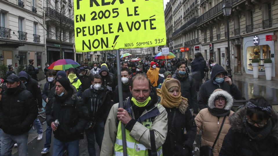 JB 60 Paríž - Ľudia protestujú proti vládnym reštriktívnym opatreniam na zamedzenie šírenia nového koronavírusu počas pochodu za slobodu v Paríži 23. januára 2021. FOTO TASR/AP
Demonstrator holds a placard that reads