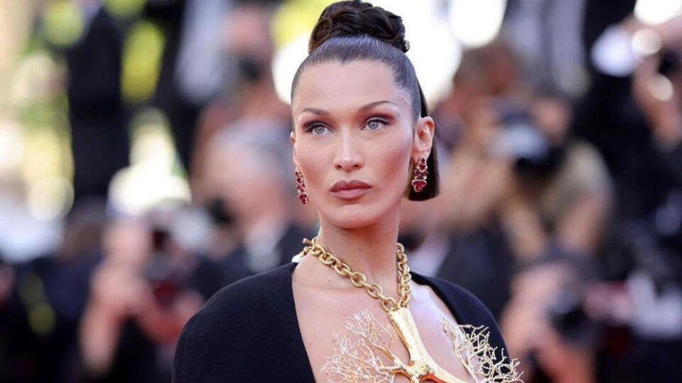 Topmodelka Bella Hadid šokovala extravagantným lookom na červenom koberci