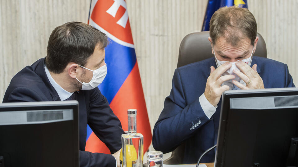 Na snímke zľava podpredseda vlády a minister financií SR Eduard Heger a premiér SR Igor Matovič (obajai OĽaNO) počas 50. schôdze vlády SR v Bratislave v stredu 4. novembra 2020. FOTO TASR - Martin Baumann