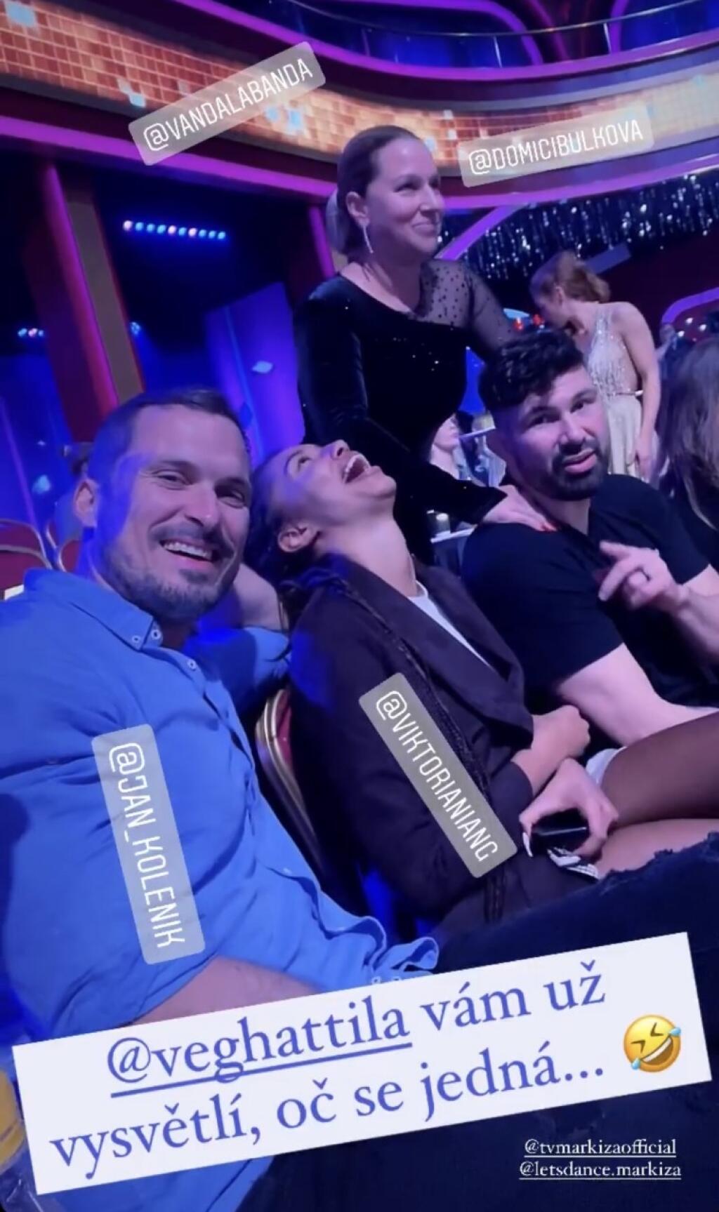Dominika vo veľkom srandovala práve s Attilom Véghom, ktorý sa staral o zábavu, keď hovoril po anglicky.