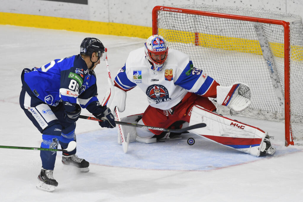 Na snímke vpravo brankár Tomáš Vošvrda (MHk 32 Liptovský Mikuláš) a vľavo v šanci Daniel Brajčák (HK Poprad) počas zápasu 1. kola Tipos extraligy MHk 32 Liptovský Mikuláš - HK Poprad 24. septembra 2021 v Liptovskom Mikuláši. FOTO TASR – Milan Kapusta