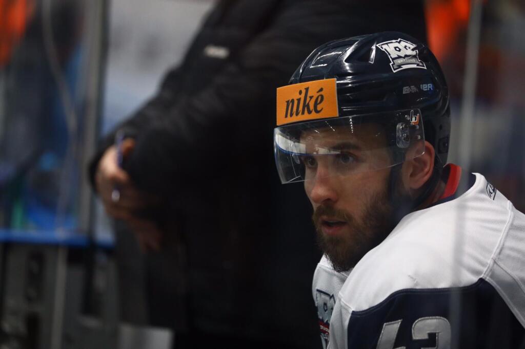 Hráč Slovana Bratislava Patrik Maier na trestnej lavici v šiestom finálnom zápase Tipos extraligy medzi HK Nitrou a HC Slovanom Bratislava.