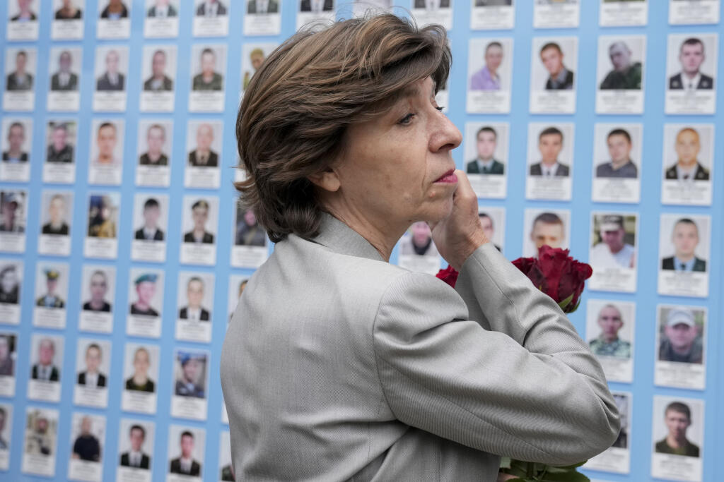 Francúzska ministerka zahraničných vecí Catherine Colonnová si prezerá pamätník padlých obrancov Ukrajiny v Kyjeve v pondelok 30. mája 2022.