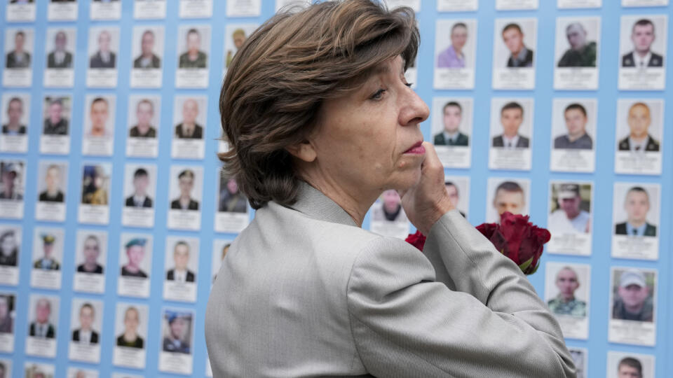 Francúzska ministerka zahraničných vecí Catherine Colonnová si prezerá pamätník padlých obrancov Ukrajiny v Kyjeve v pondelok 30. mája 2022.