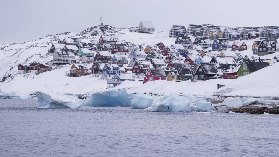 KK26 Nuuk - Farebné domy pokryté snehom v grónskej metropole Nuuk vo štvrtok 6. marca 2025. Stredobodom kampane pred utorkovými parlamentnými voľbami v Grónsku bolo získanie nezávislosti. Dánska ústava a legislatíva už pripravila spôsob, ako ju dosiahnuť. Nezávislosť podporujú všetky hlavné grónske politické strany. Diskusie sa viedli najmä o tom, kedy prerušiť vzťahy s Dánskom a nie, či ich prerušiť. Článok 19 dánskej ústavy oprávňuje dánsku vládu vzdať sa časti svojho územia, pokiaľ má na to