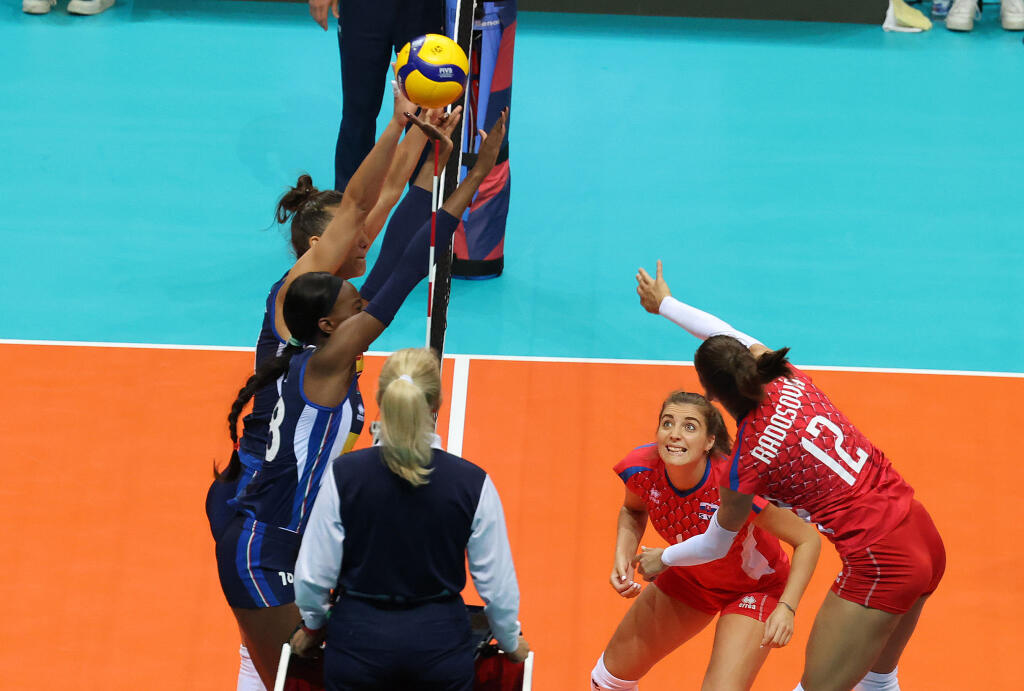 Na snímke vpravo slovenská hráčka Nikola Radosová (v červenom) smečuje v zápase C-skupiny Slovensko - Taliansko na ME vo volejbale žien v chorvátskom Zadare 23. augusta 2021. FOTO TASR - HINA/Zvonko KUCELIN
Zadar, 23.08.2021. - EuroVolley 2021 Europsko prvenstvo u odbojci za Ĺľene. Utakmica reprezentacija SlovaÄŤke i Italije.
foto HINA/ Zvonko KUCELIN/