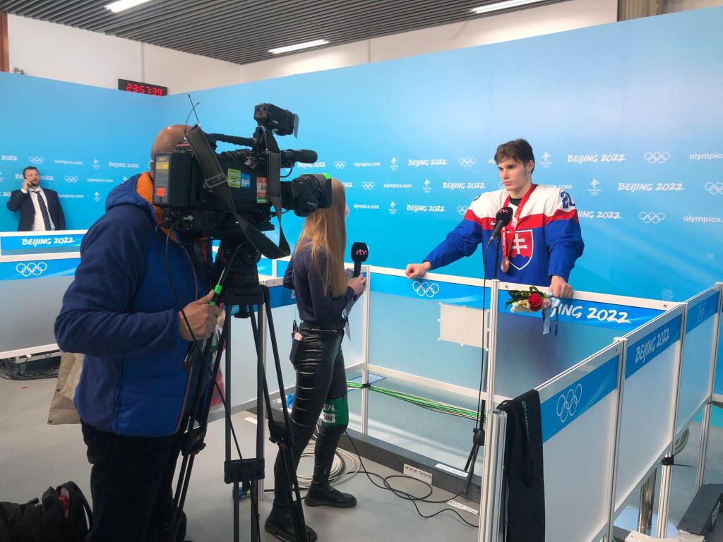 Barbora Žiačiková počas rozhovoru s Jurajom Slafkovským.