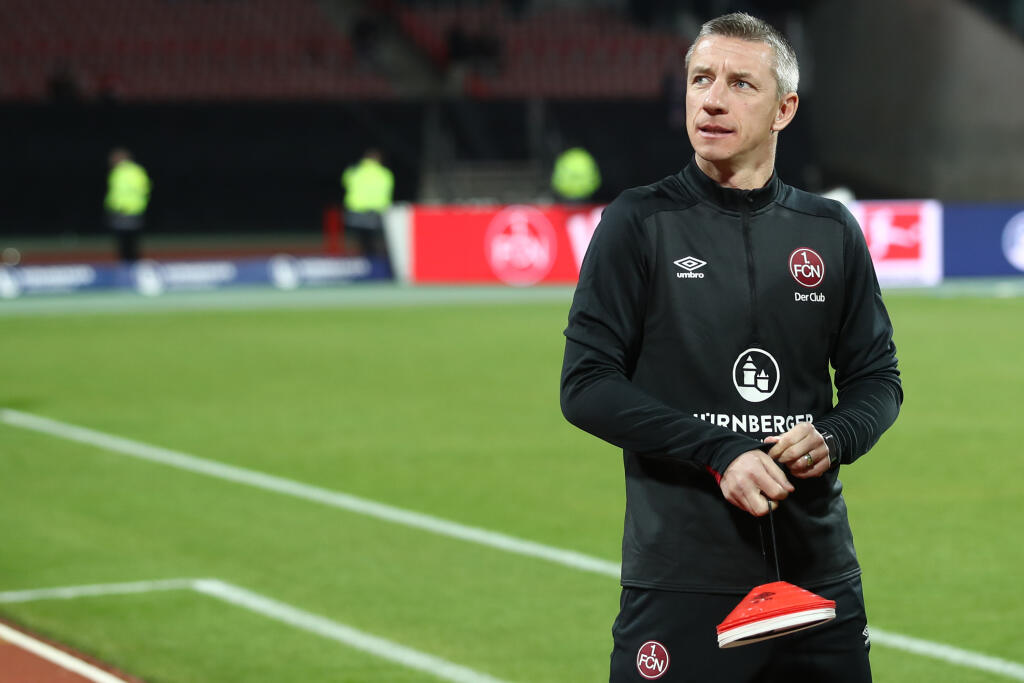 Marek Mintál ešte ako asistent rénera 1. FC Norimberg sa pozerá pred začiatkom zápasu 22. kola nemeckej Bundesligy 1. FC Norimberg - Borussia Dortmund v Norimbergu 18. februára 2019. Norimberg viedla nová trénerská dvojica - hlavný kouč Boris Schommers a slovenský asistent Marek Mintál. FOTO TASR/DPA