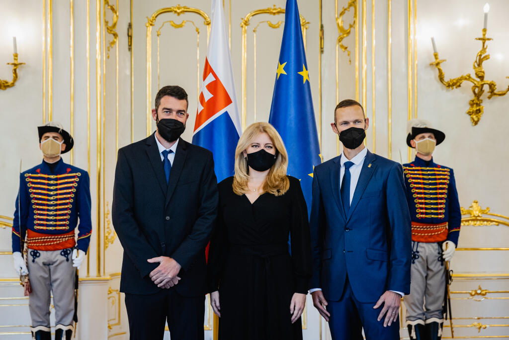 Prezidentka Zuzana Čaputová prijala olympionika Mateja Tótha pri príležitosti ukončenia jeho aktívnej športovej kariéry. Prijatia sa zúčastnil aj Tóthov tréner Matej Spišiak. Na snímke Zuzana Čaputová, Matej Spišiak a Matej Tóth.