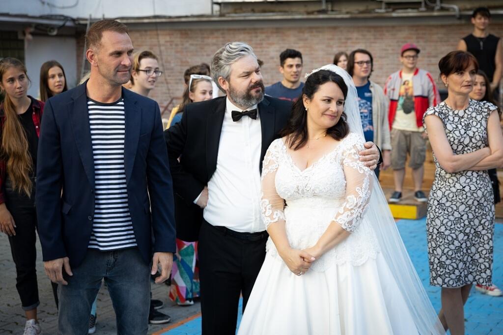 Petra ako nevesta, ktorá sa vydáva za profesora, ktorého hrá Samo Trnka.