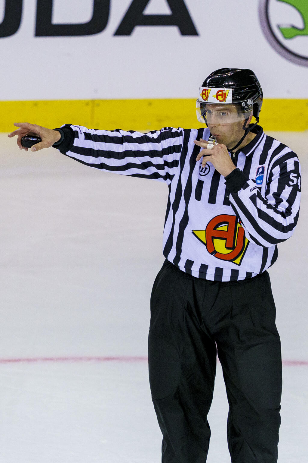 Na snímke rozhodca počas zápasu A skupiny hokejových Majstrovstiev sveta IIHF 2019 medzi reprezentáciami Slovenska a Kanady.