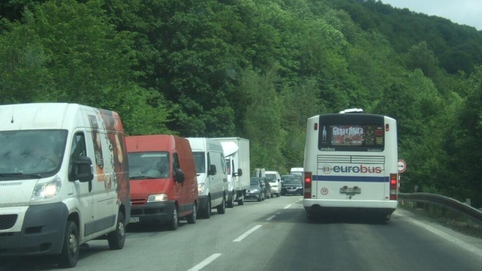 Čakanie na Soroške:
Viacerí vodiči na
niekoľkominútové
zdržanie nadávajú.