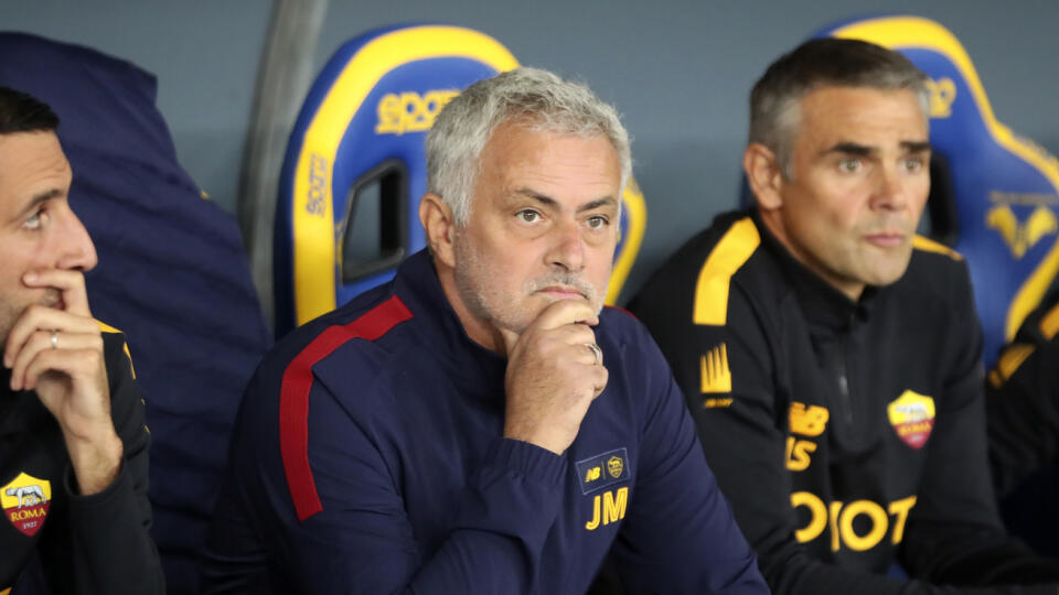 EBE 25 Verona - Na snímke uprostred portugalský tréner AS Rím José Mourinho sleduje na lavičke zápas 12. kola talianskej Serie A vo futbale Hellas Verona - AS Rím vo Verone 31. októbra 2022. FOTO TASR/AP
Roma's coach Jose Mourinho is seen during the Serie A soccer match between AS Roma and Hellas Verona at Marcantonio Bentegodi stadium, in Verona, Italy, Monday Oct. 31, 2022. (Paola Garbuio/LaPresse via AP)