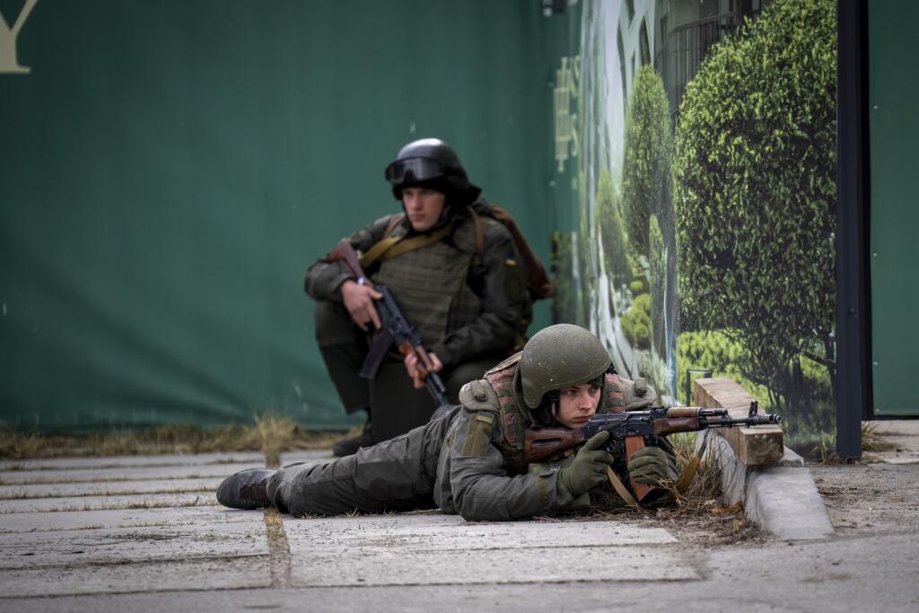 WA 44 Kyjev - Ukrajinskí vojaci zaujali pozície v centre Kyjeva počas druhého dňa ruskej invázie na Ukrajine v piatok 25. februára 2022. FOTO TASR/AP

 
Ukrainian soldiers take positions in downtown Kyiv, Ukraine, Friday, Feb. 25, 2022. Russia pressed its invasion of Ukraine to the outskirts of the capital Friday after unleashing airstrikes on cities and military bases and sending in troops and tanks from three sides in an attack that could rewrite the global post-Cold War security order. (AP Ph