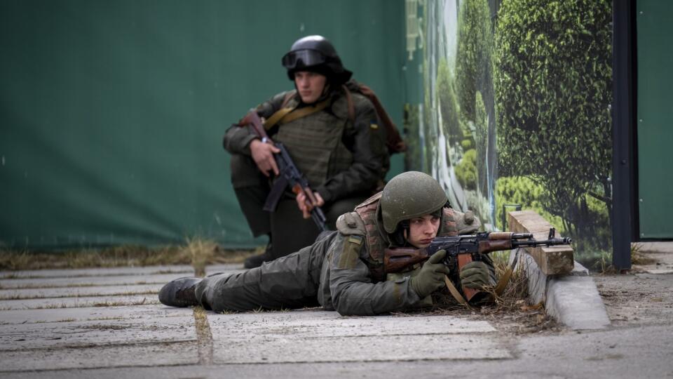 WA 44 Kyjev - Ukrajinskí vojaci zaujali pozície v centre Kyjeva počas druhého dňa ruskej invázie na Ukrajine v piatok 25. februára 2022. FOTO TASR/AP
Ukrainian soldiers take positions in downtown Kyiv, Ukraine, Friday, Feb. 25, 2022. Russia pressed its invasion of Ukraine to the outskirts of the capital Friday after unleashing airstrikes on cities and military bases and sending in troops and tanks from three sides in an attack that could rewrite the global post-Cold War security order. (AP Ph