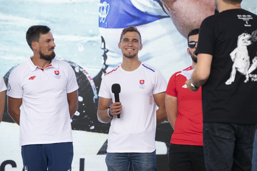 Autogramiáda slovenských olympionikov po návrate z japonského Tokia v X-Bionic Šamorín. Jakub Grigar nosí medailu v zadnom vrecku nohavíc.