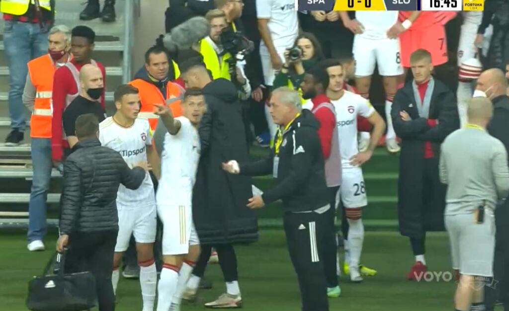 Škrtel sa dostal do slovnej výmeny aj s lekárom Slovana Romanom Križanom.