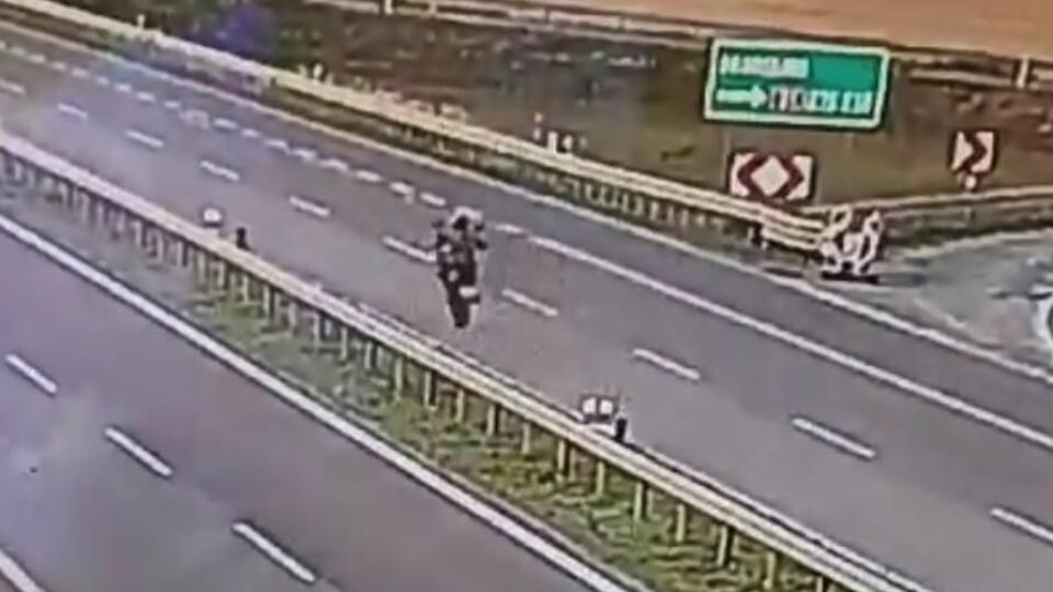 Mladého motorkára stál riskantný kúsok život.
