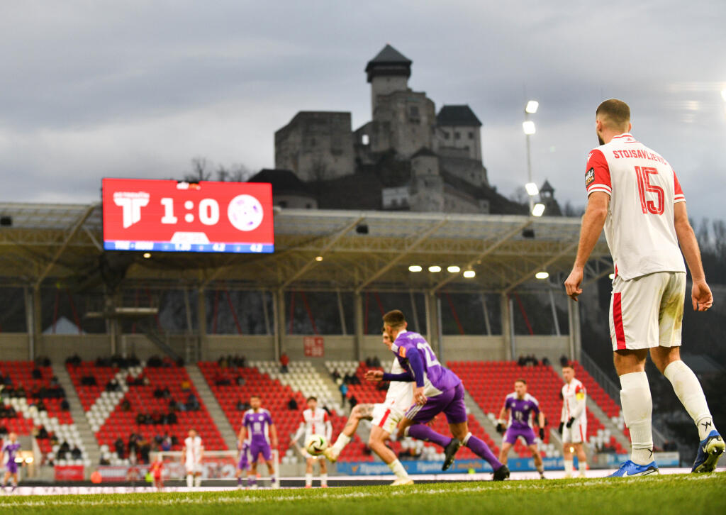 Na snímke vpravo Lazar Stojsavljevič (Trenčín) počas 19., prvého jarného kola futbalovej Niké ligy AS Trenčín - KFC Komárno v Trenčíne v nedeľu 9. februára 2025. FOTO TASR - Martin Medňanský
