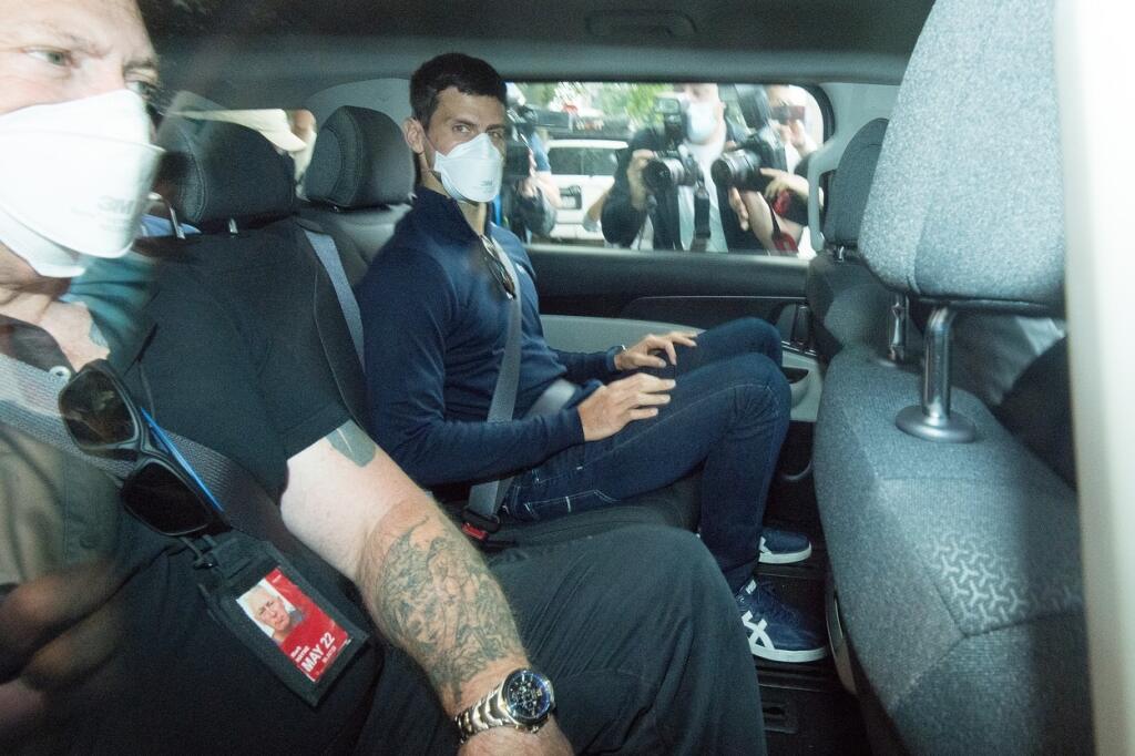 Novaka Djokoviča odviedli autom z detenčného hotela na súd.