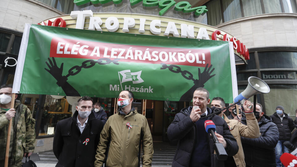Protest proti novým reštriktívnym opatreniam vlády v Maďarsku