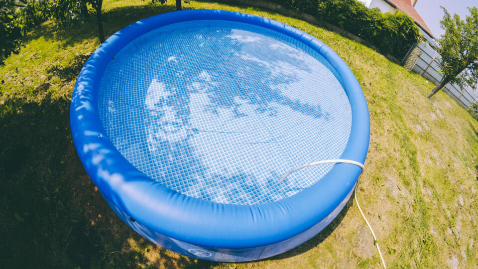 Blue,Inflatable,Pool,In,The,Village,Garden,In,Summer,Time, Nafukovací bazén, Bazén, Záhrada, Leto