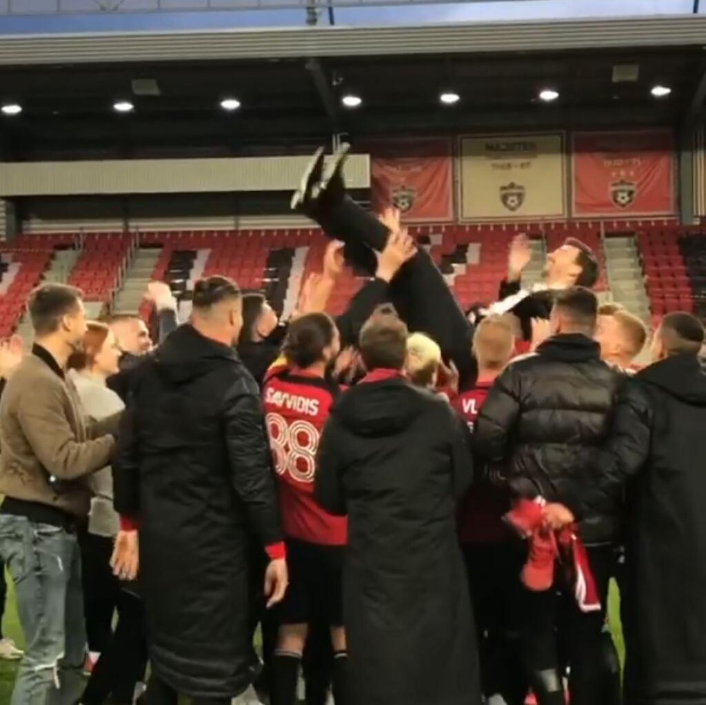 Spartak má hlavne na jar skvelú formu, ktorá vyvrcholila dvomi víťazstvami nad odvekým rivalom Slovanom v priebehu dvoch týždňov. Po triumfe 3:0 skončil tréner Michal Gašparík nad hlavami svojich hráčov.
