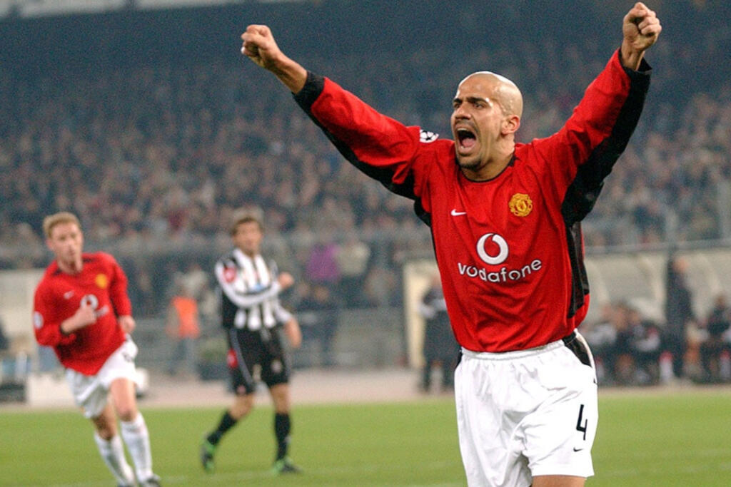 Veron hral za Manchester United len krátko. V rokoch 2001 - 2003 odohral 51 zápasov a dal sedem gólov. Aj preto jeho nominácia mnohých zaskočila.