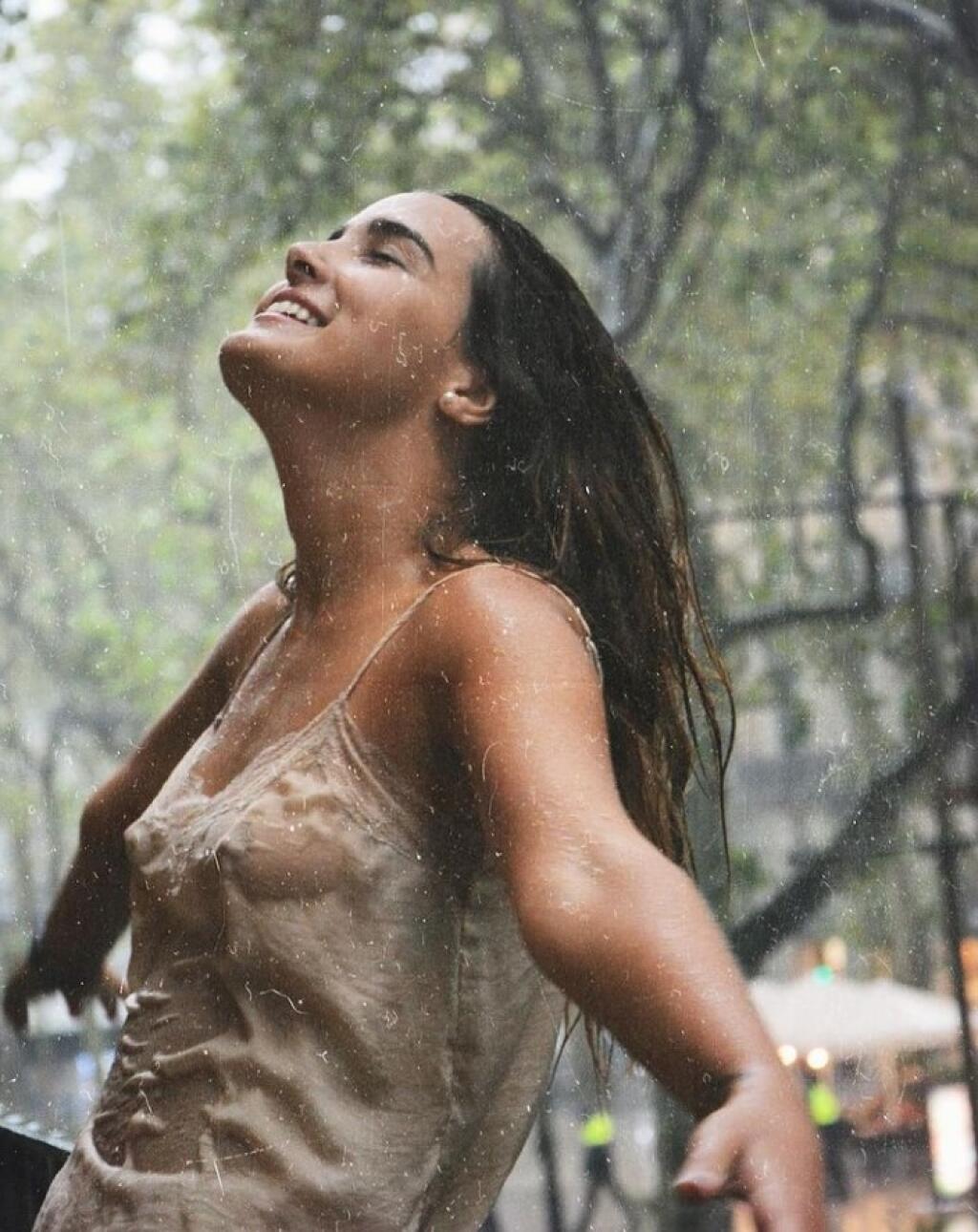 Venezuelskej modelke nahota zjavne nerobí najmenší problém.