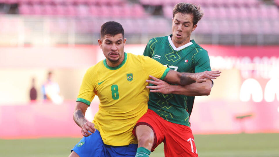 Bruno Guimaraes (vľavo) v súboji s mexickým reprezentantom Sebastianom Cordovom.