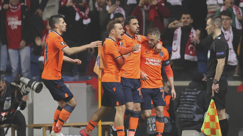 Futbalisti Istanbulu Basaksehir aj so slovenským obrancom Martinom Škrtelom vyhrali v prvom zápase osemfinálového kola Európskej ligy (EL) UEFA 2019/2020 nad dánskym FC Kodaň 1:0.