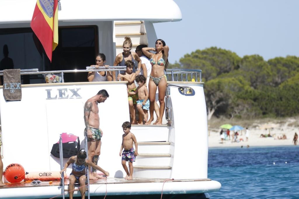 Lionel Messi čerpal sily na luxusnej jachte, kde si vyšiel so svojou rodinkou aj s rodinkou Luisa Suareza.