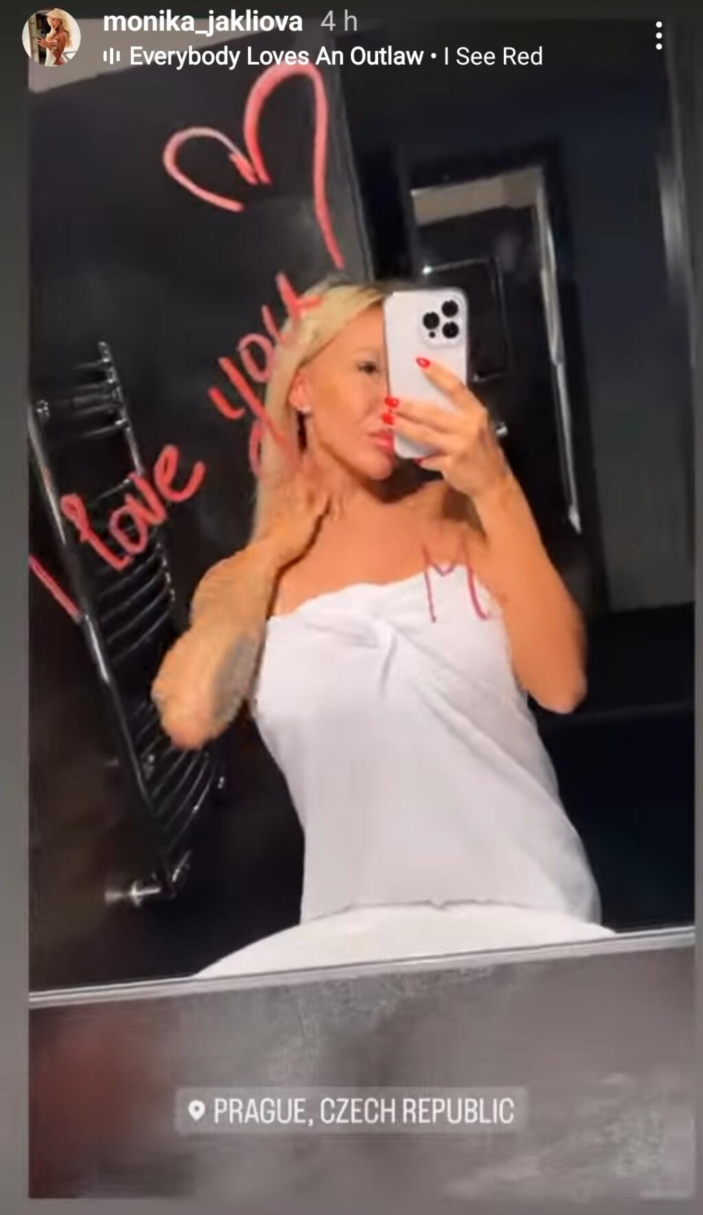 Už na tejto fotke bola odmaľovaná, no tvár si spolovice zakryla. Ako takmer každá žena, zrejme sa bez make-upu necíti vo svojej koži.