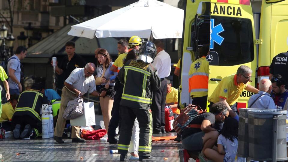 Záchranári ošetrujú zranených ľudí po teroristickom útoku autom na ulici La Rambla v Barcelone 17. augusta 2017. Do masy ľudí na hlavnej obchodnej a zábavnej ulici La Rambla v katalánskej metropole Barcelona dnes narazila svetlá dodávka. Polícia označila útok ako teroristický. Páchateľ z miesta ušiel. Podľa policajných informácii sú najmenej trinásti mŕtvi a desiatky zranených, medzi nimi deti.