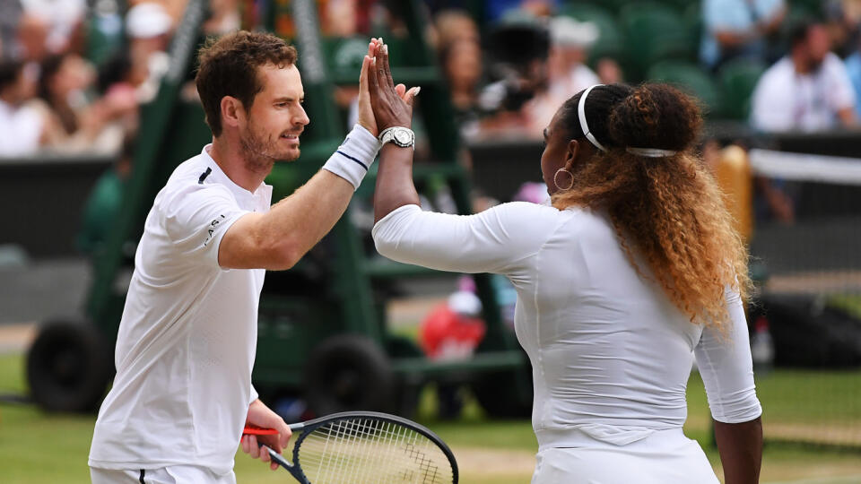 Brit Andy Murray a Američanka Serena Williamsová sa na grandslamovom tenisovom turnaji vo Wimbledone prebojovali do 2. kola mixu.