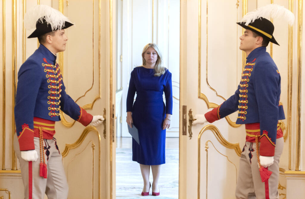 Na snímke prezidentka SR Zuzana Čaputová prichádza na vyhlásenie k referendu o predčasných volieb v Bratislave v pondelok 12. septembra 2022. Prezidentka Zuzana Čaputová vypíše referendum týkajúce sa predčasných volieb minimálne s jednou otázkou. Či bude mať referendum dve otázky, bude závisieť od Ústavného súdu SR, na ktorý sa obráti. FOTO TASR - Martin Baumann