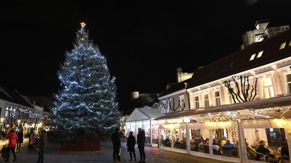 Námestie v Trenčíne počas druhej adventnej nedele 6. decembra 2020.  Návštevníkov je tu ako šafranu. Uplynulé roky priestor okolo stromčeka praskal vo švíkoch.