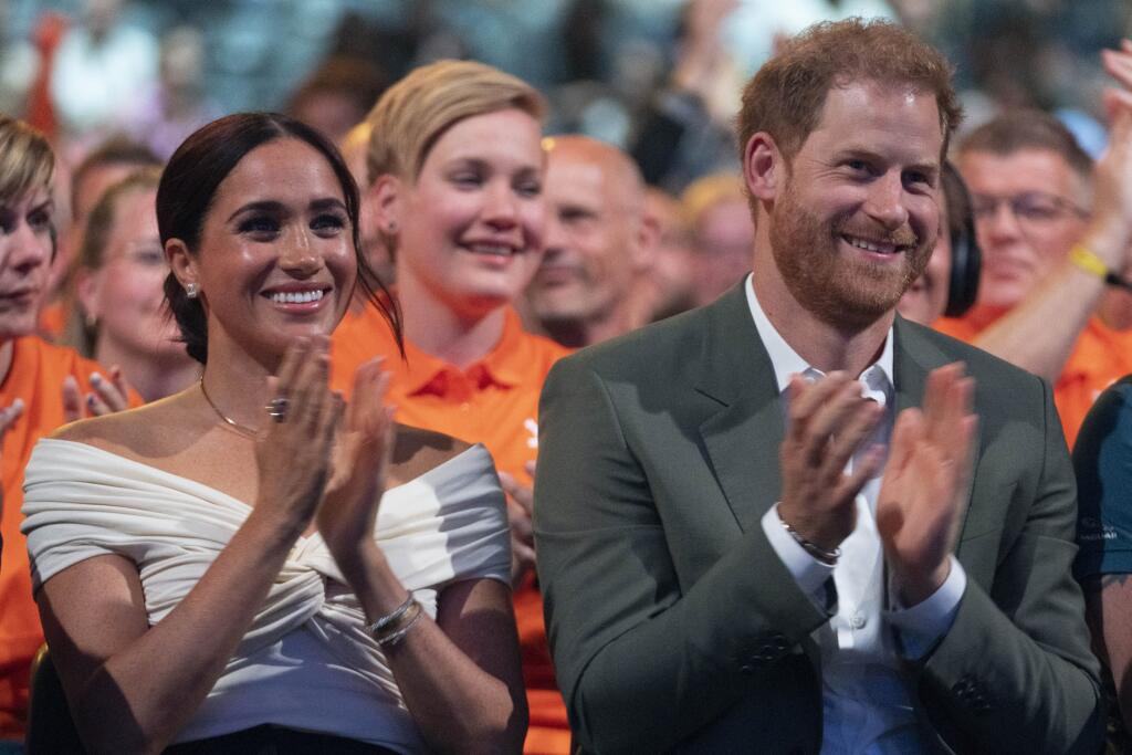 Princ Harry (vpravo) a jeho manželka Meghan Markle, vojvodkyňa zo Sussexu tlieskajú počas otváracieho ceremoniálu hier Invictus Games v holandskom Haagu