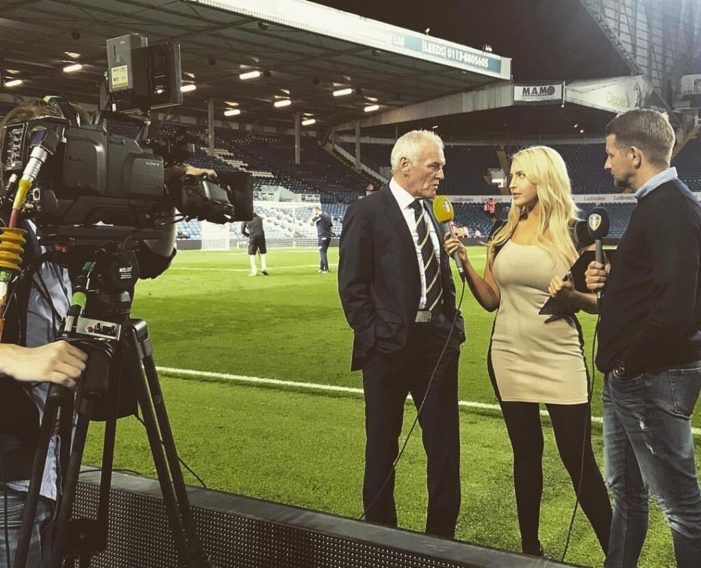Sexi Moderátorka Emma Louise Jonesová je pýchou Leedsu United.