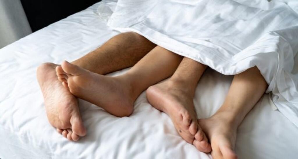 Сонник видеть ноги. Мужские ноги на кровати. Мужчина у ног женщины. Гладит ноги. Девушка у мужских ног.