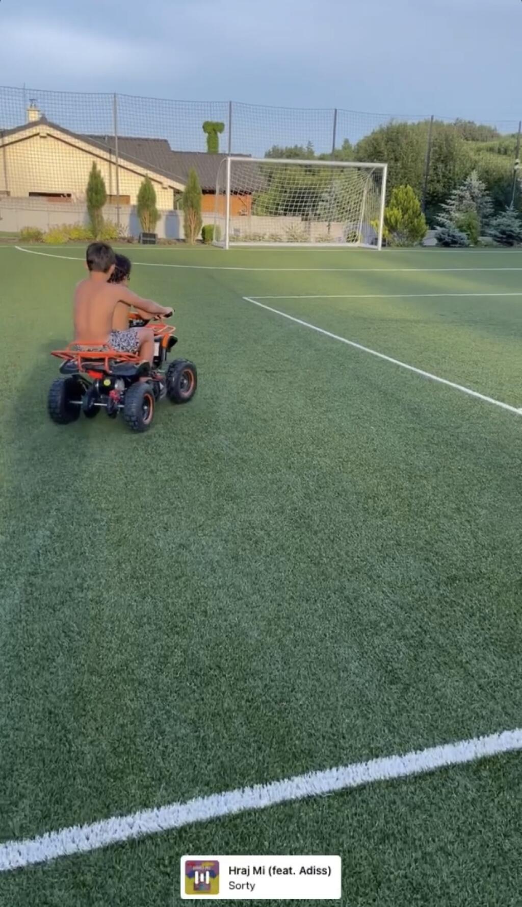 Takéto parádne ihrisko má Hamšík hneď vedľa svojej vily. Stačí, aby vyšiel z domu a môže sa takto blázniť.