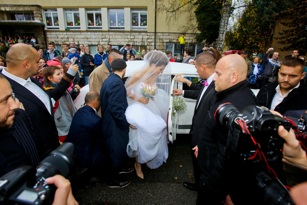 Na snimke nevesta Katarina Smolkova prichadza do kostola v Dolnom Kubine.