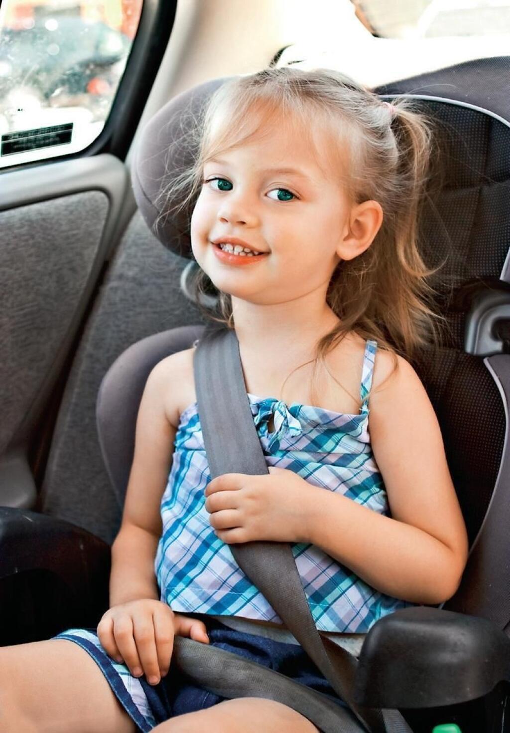 Маленькая девочка в машине